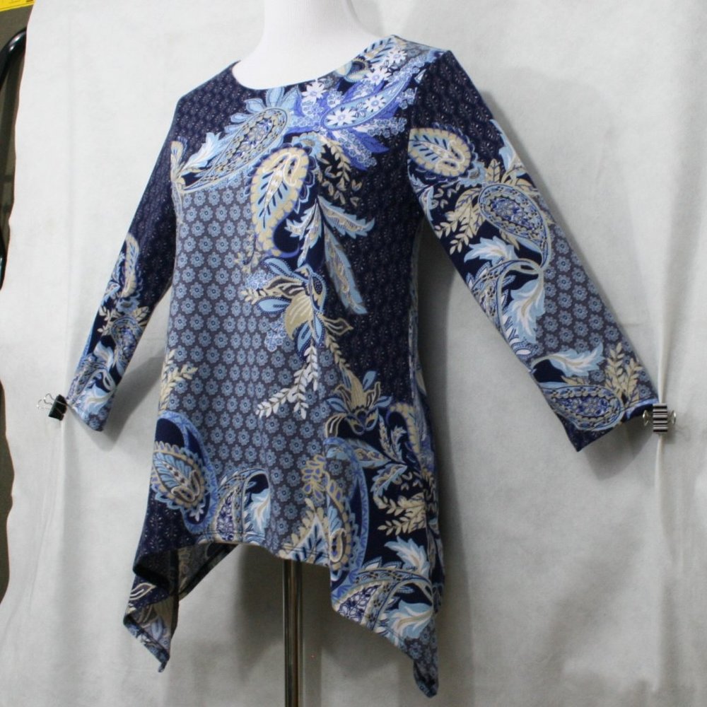 Westport Blue & White Poly Blend Stretch Blouse w/ Shark-Bite Hem SZ S EUC